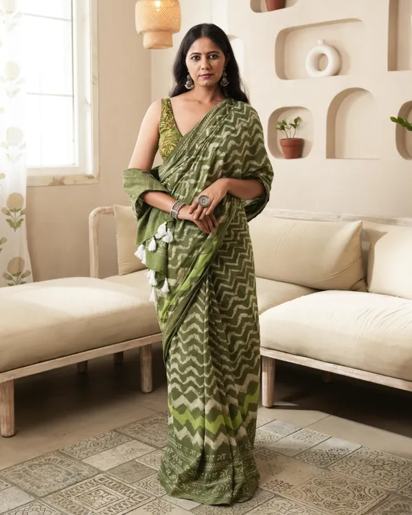 Rustic_Green_Cotton_Dabu_Wave_Print_Mul_Saree_For_Women